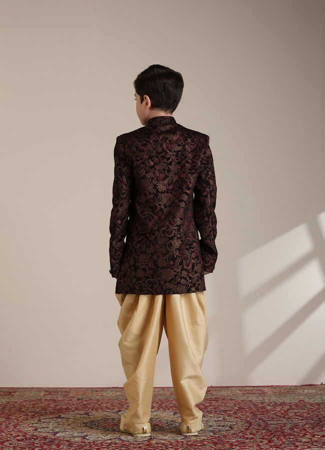 alt message - Manyavar Boys Boys Wine Bel Buti Patterned Indo-Western Set image number 4